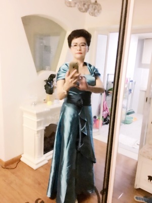 Pre-order ชุดราตรียาว ปิดไหล่ แต่งดอกกุหลาบ จับจีบสวย ผ้าซาติน ซิปหลัง มีไซส์ใหญ่