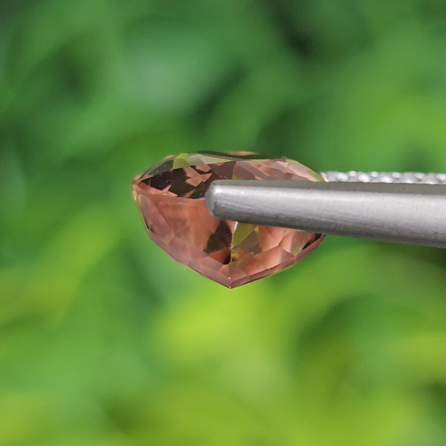 พลอย ทัวร์มาลีน Tourmaline 2.02 กะรัต (Cts.) ลอยแท้ อัญมณีมงคลประจําวันเกิด เครื่องประดับพลอย