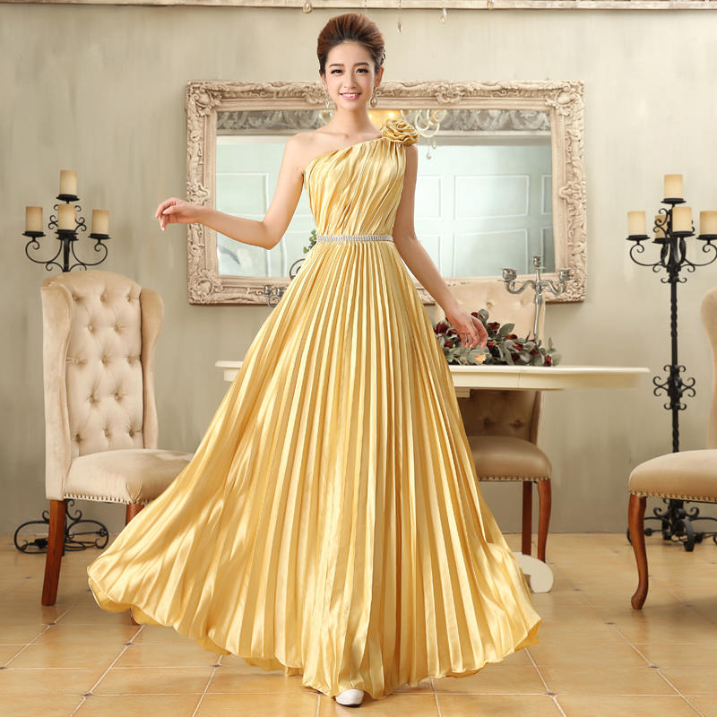 พร้อมส่ง ชุดราตรียาว ไหล่เฉียง สีทอง กระโปรงอัดพลีทพลิ้วสวย แต่งแถบคริสตัลช่วงเอว