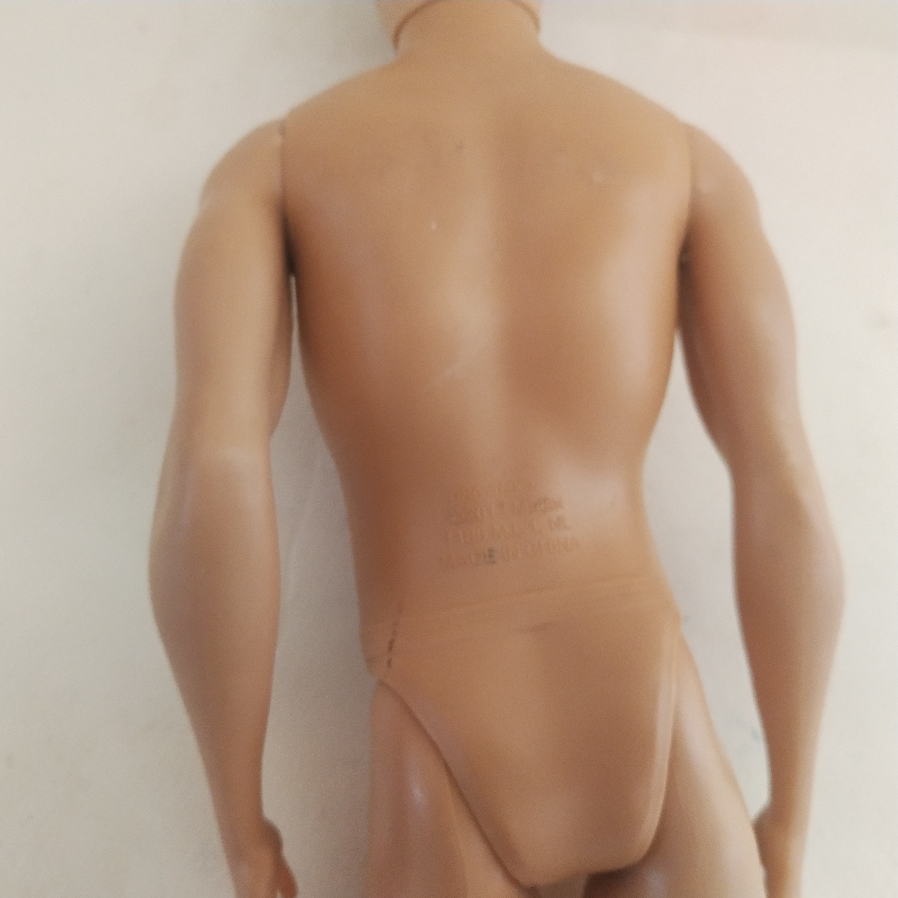 ตุ๊กตาผู้ชาย เคน แฟชั่นโพสต์ ท่ายืนทิ้งน้ำหนักลงที่ขาขวา แขนขาแน่น Mattel China 2013