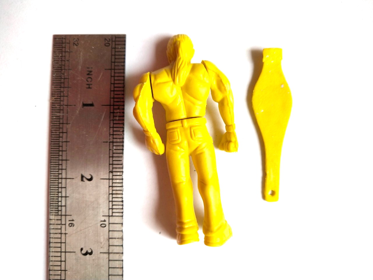 ตุ๊กตุ่นยางนักมวยปล้ำ สีเหลือง ขนาด 2นิ้วครึ่ง แยกเข็มขัดแชมป์ได้ ของเก่าเก็บ