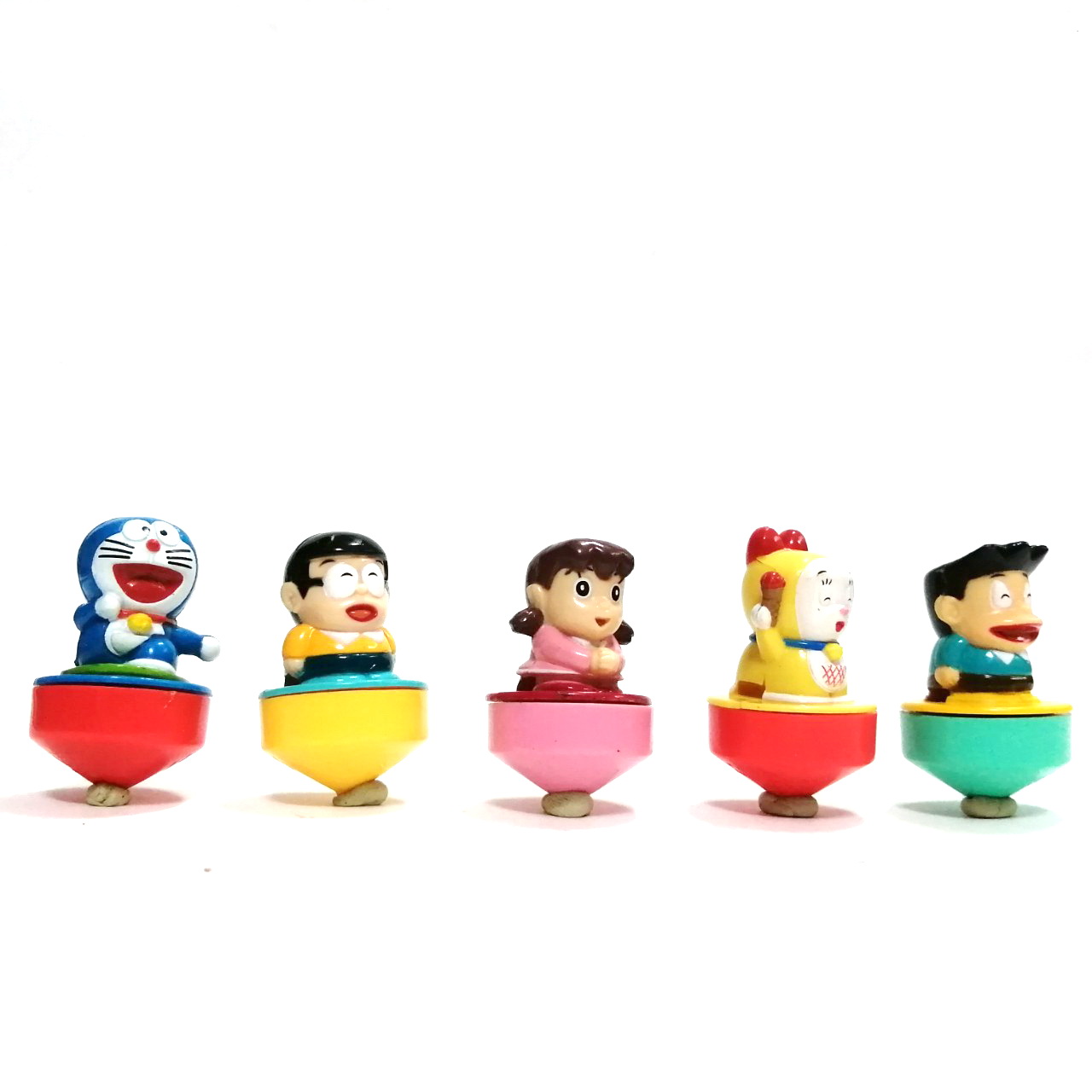 ของสะสมโดเรม่อน ลูกข่างจิ๋ว โดราเอมอน ขนาด 2 นิ้ว ประกอบด้วย โดราเอมอน, โนบิตะ, โดเรมี, ชิสุกะ และ ซุเนโอะ รวม5 ตัว สภาพดี งานหายาก