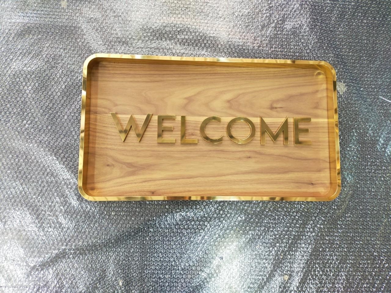 ป้ายอักษรทองเหลืองขัดเงา ยกขอบ รองพื้นไม้