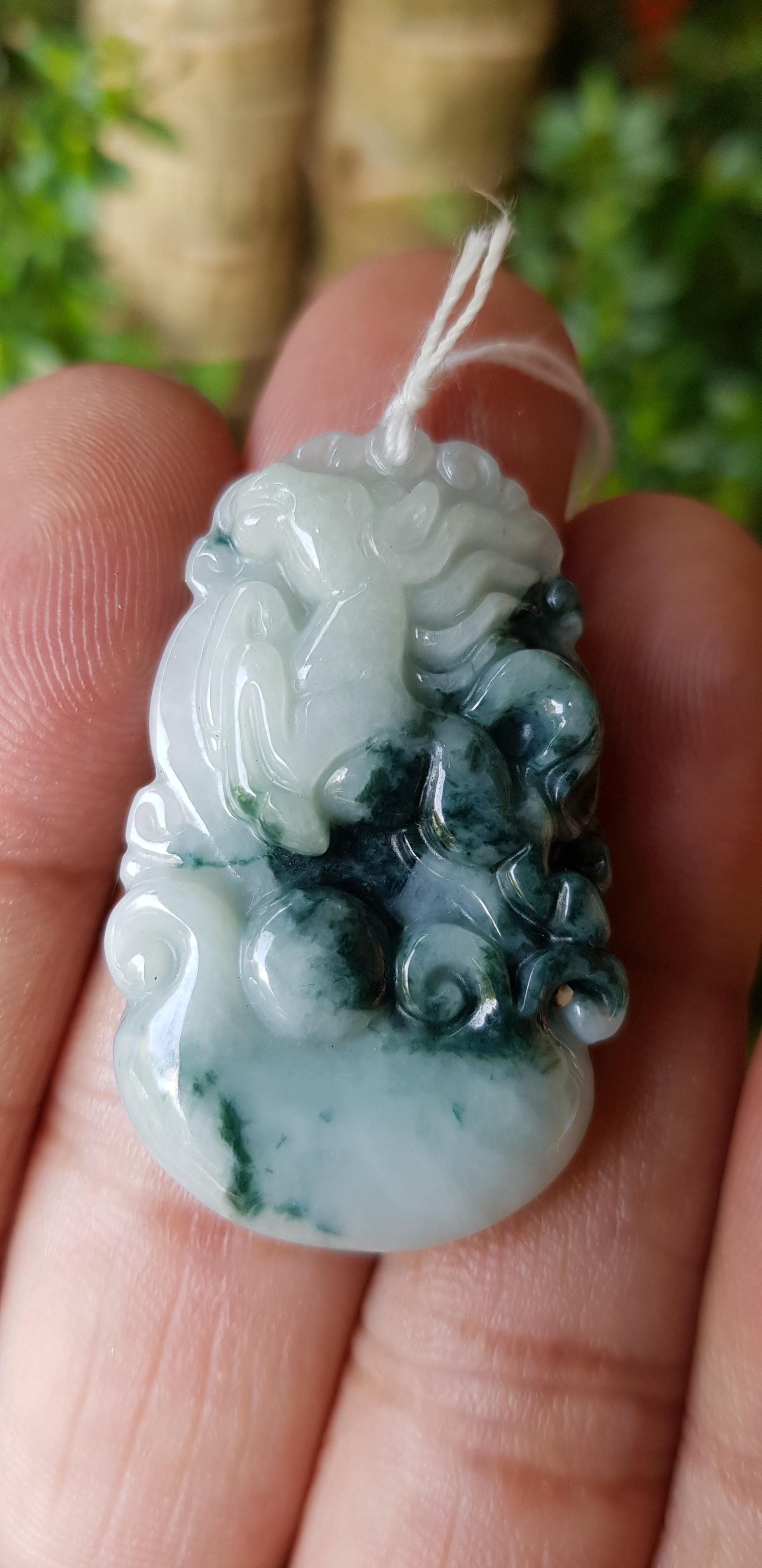 หยก พม่า แท้ Jade จี้หยก (jadeite) แกะสลักรูปม้า (ปีมะเมีย) ดิบ ไม่ผ่านการปรับปรุง (Type A) พม่า (Myanmar)