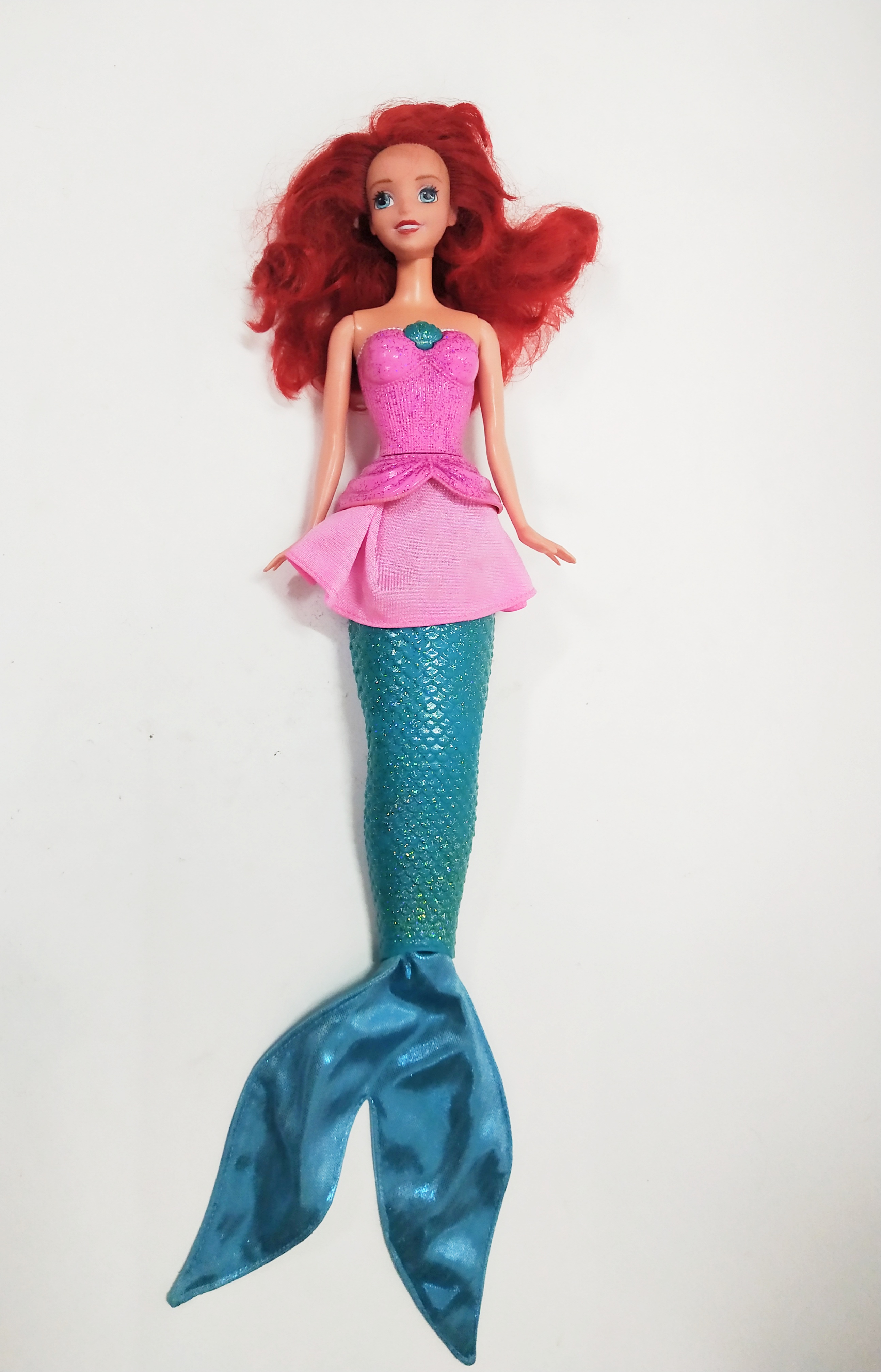 ตุ๊กตาบาร์บี้เจ้าหญิงเงือกน้อยแอเรียล ของแท้ Mattel สามารถเปลี่ยนจากหางเป็นกระโปรงได้ ด้วยการค่อยๆดึงกระโปรงลงมา จนมีความยาวตามภาพแล้วจะได้เจ้าหญิง และเมื่อต้องการกลับเป็นเงือกน้อยก็ให้ค่อยๆดึงส่วนของหาง ที่อยู่ใต้กระโปรงลงมาส่วนของกระโปรงจะกลับขึ้นไปจนได