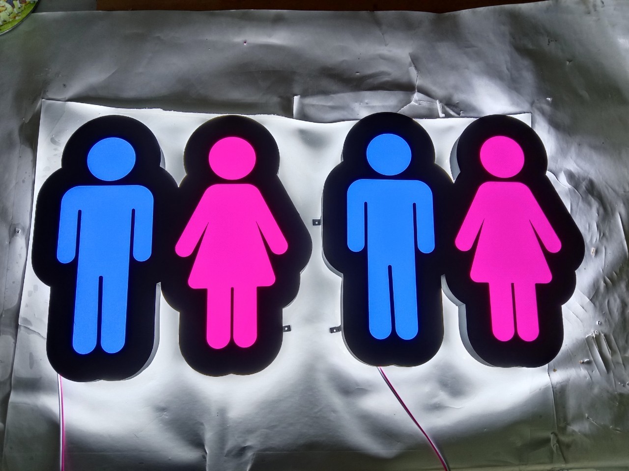 ป้ายซิงค์พ่นสี+ไฟออกหลัง '' ห้องน้ำ ''