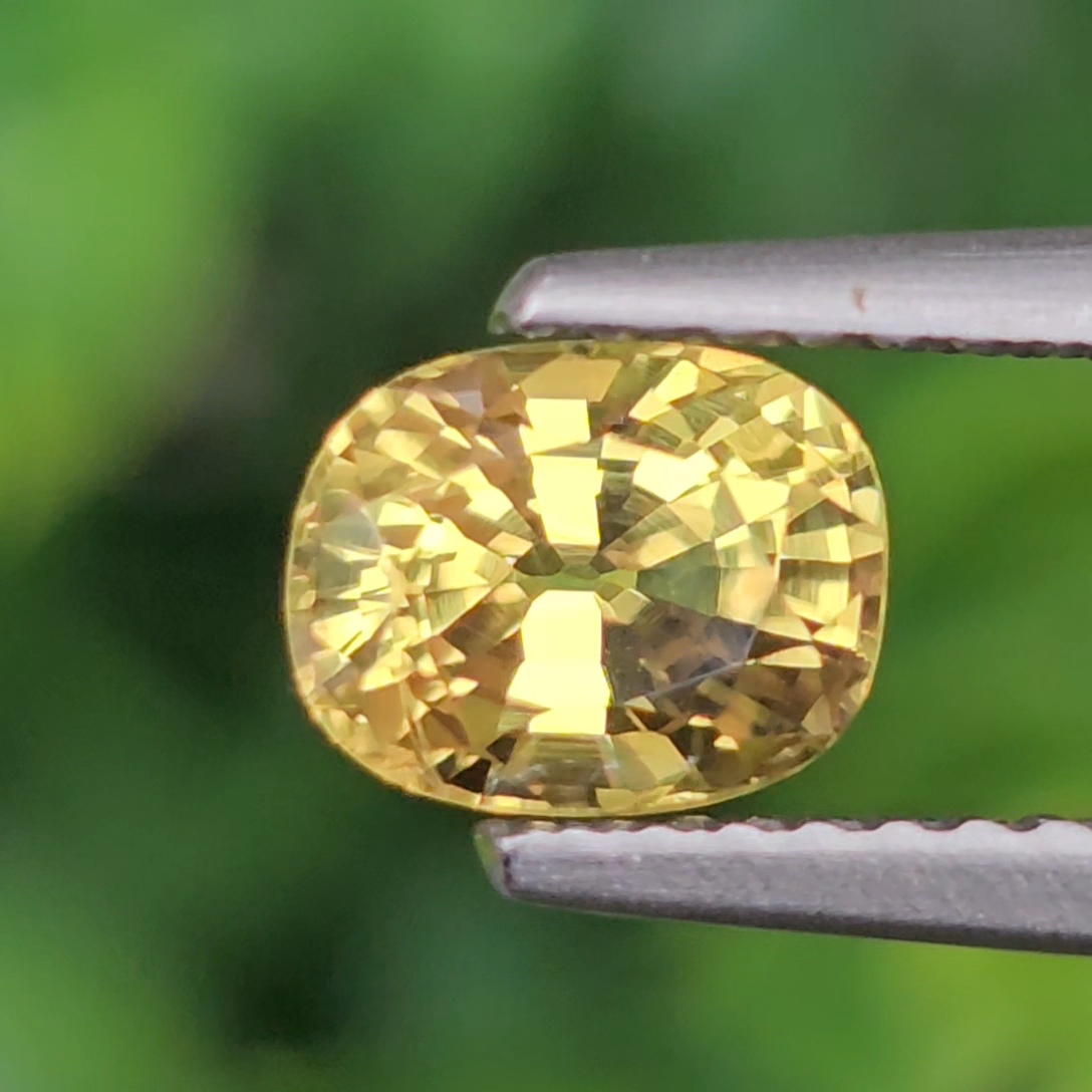 พลอย บุษราคัม yellow sapphire 1.17 กะรัต (Cts.) ดิบ (Unheated) พร้อมใบเซอร์ พลอยแท้ อัญมณีมงคลประจําวันเกิด เครื่องประดับพลอย