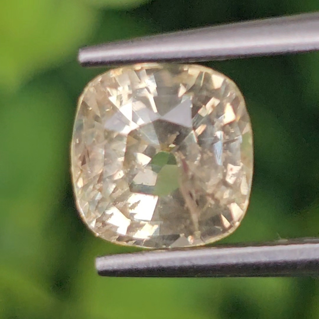 พลอย บุษราคัม yellow sapphire 2.59 กะรัต (Cts.) ดิบ (Unheated) พร้อมใบเซอร์ พลอยแท้ อัญมณีมงคลประจําวันเกิด เครื่องประดับพลอย