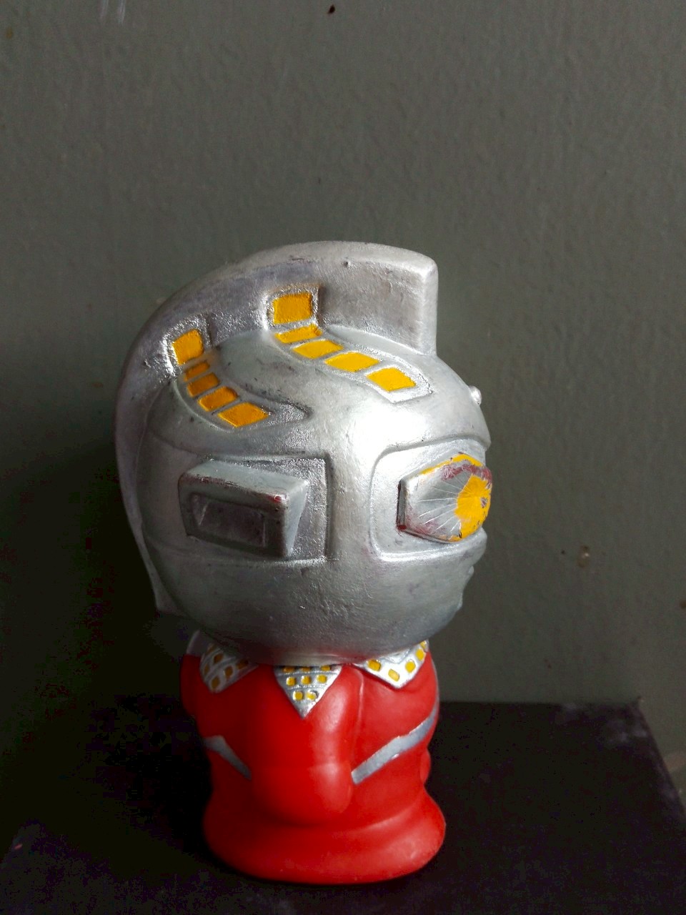 ออมสินอุลตร้าเซเว่น** ผ่านการทำสีมาบ้าง ขนาดประมาณ 6 นิ้ว ตามภาพ งานเก่าเก็บสะสม