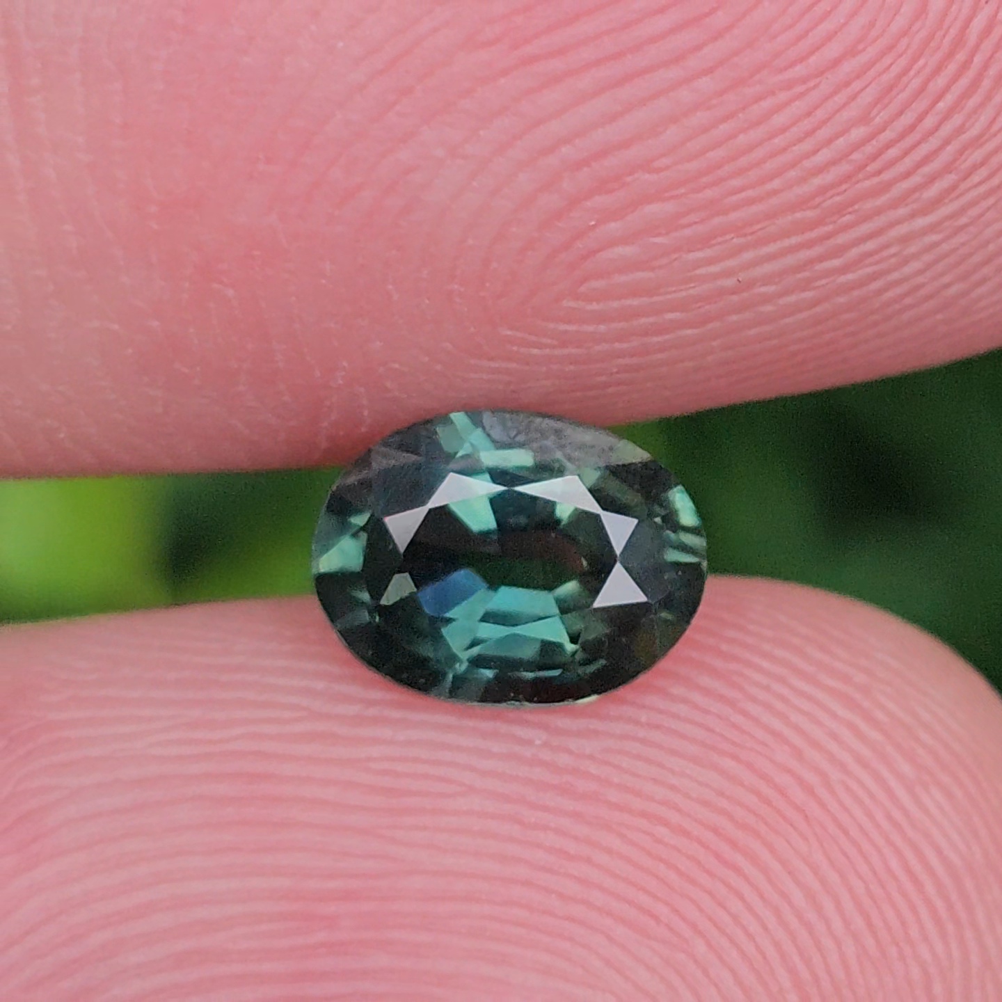 พลอย เขียวส่อง Green Sapphire 1.15 กะรัต (Cts.) พลอยแท้ อัญมณีมงคลประจําวันเกิด เครื่องประดับพลอย