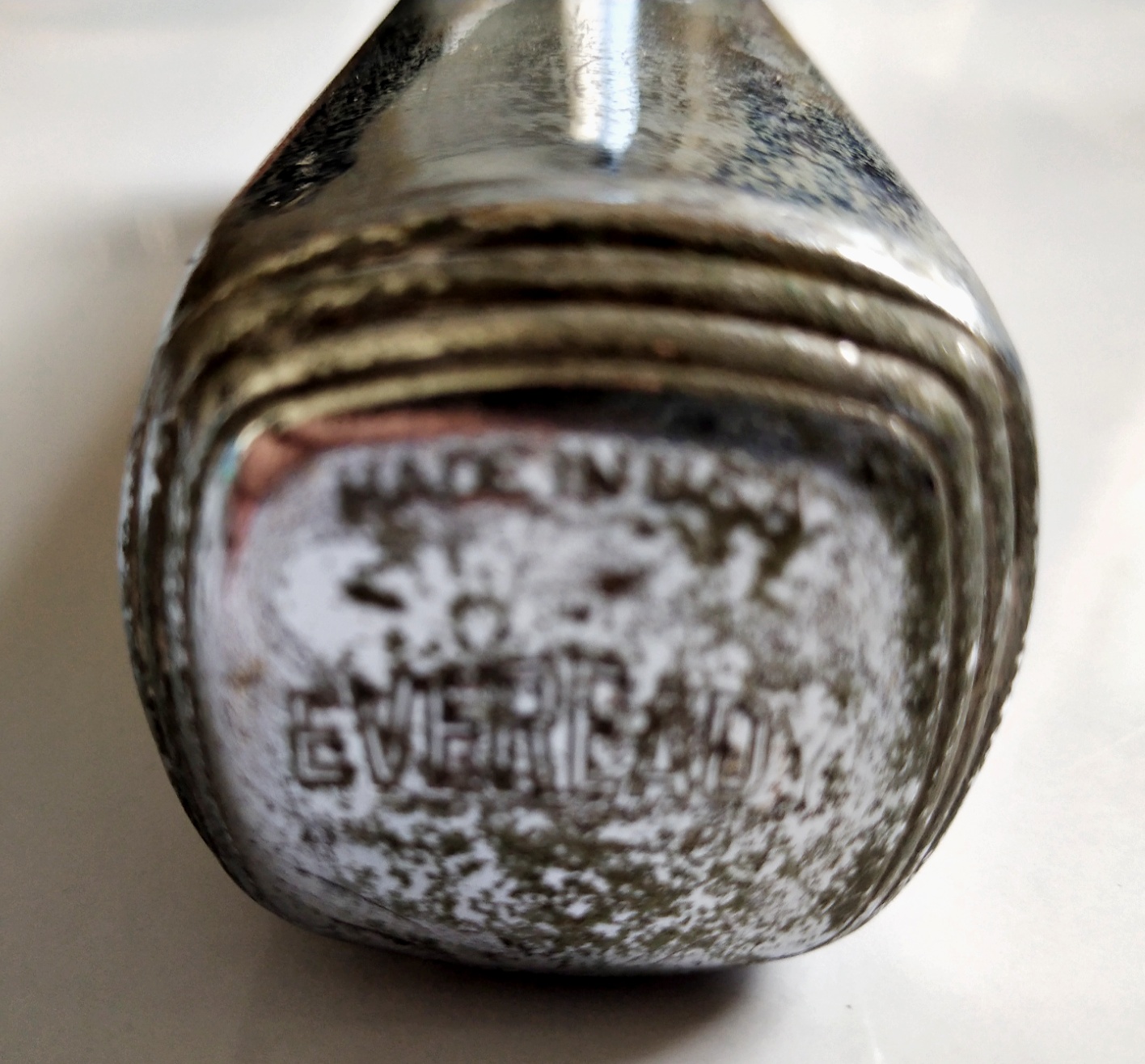 ของเก่าสะสม ไฟฉาย EVEREADY กระบอกเหล็ก เปลี่ยนถ่าน และหลอดไฟได้ สภาพเก่าเก็บ ใช้ไม่ได้แล้ว แถมถ่าย RAY O VAC (ถ่านสิ้นสภาพการใช้งานแล้ว)2ก้อน ยังไม่ได้แกะขั้ว ขายทั้งหมด