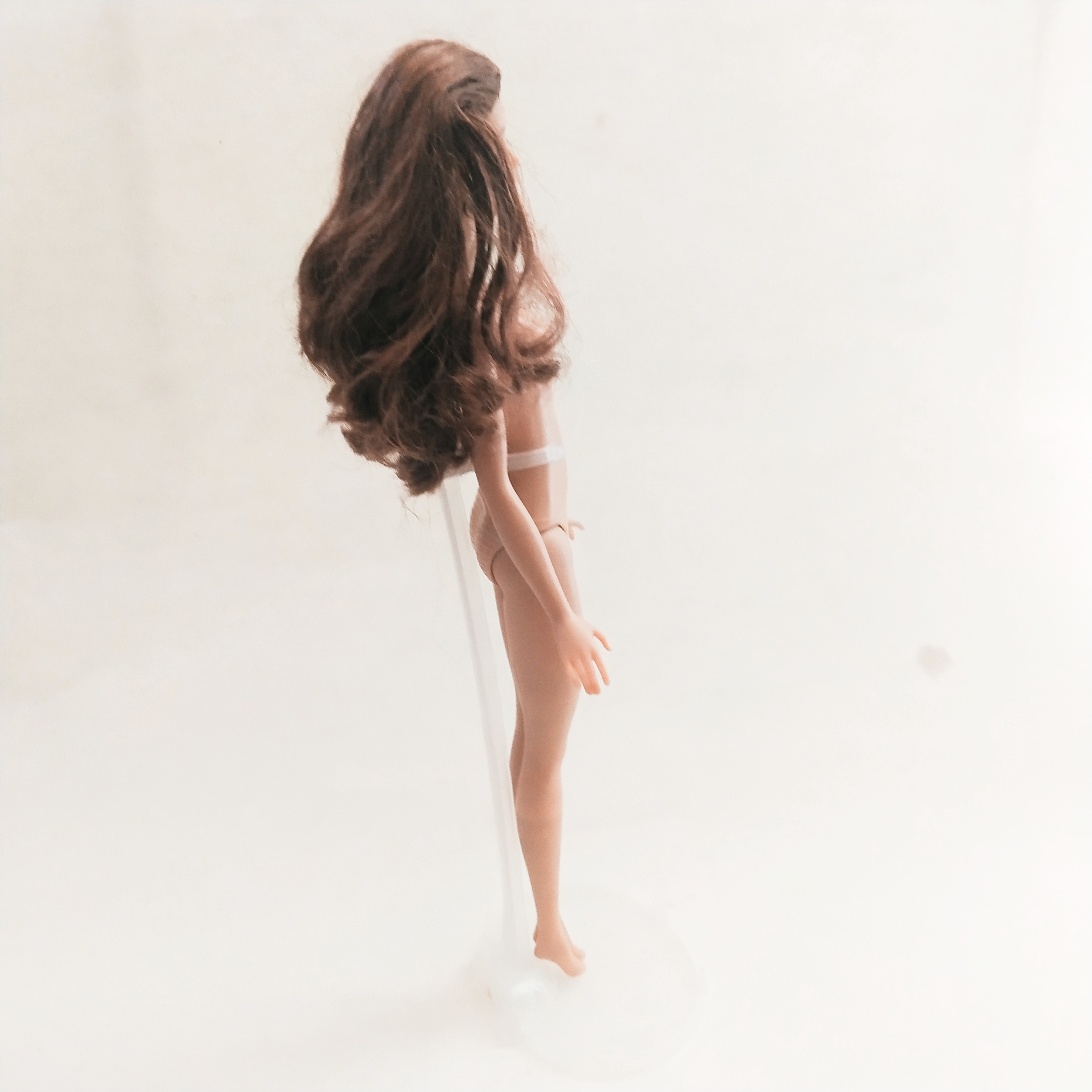 ตุ๊กตาบาร์บี้ ** คอหลวมบ้าง หน้่าสวย ผมยาวสลวยสีน้ำตาลขาแข็งพับงอไม่ได้ Mattel China 2015