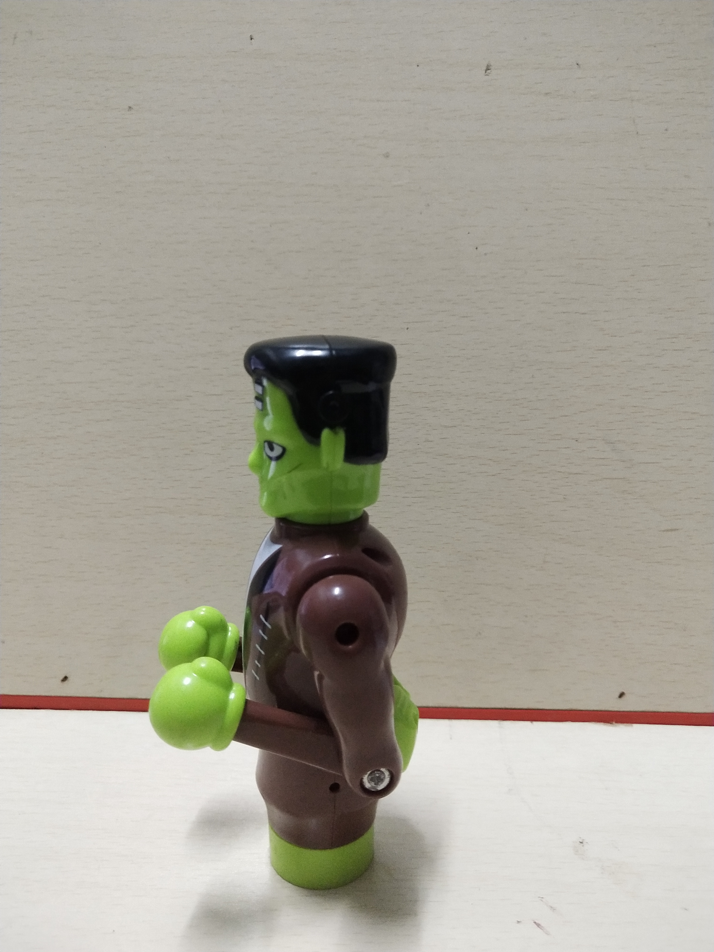 มีหลายภาพ ตุ๊กตาพลาสติก รูป Frankenstein ต่อยมวย กดที่ปุ่มด้านหลัง ด้านล่างมีรูไว้หลอดขนม ของมีตามภาพ