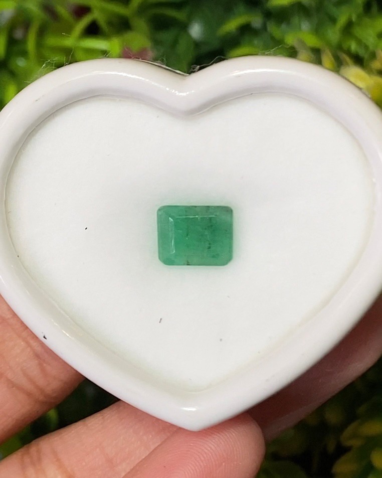 พลอย มรกต Natural Emerald แซมเบีย 2.68 กะรัต (Cts.) พลอยแท้ อัญมณีมงคลประจําวันเกิด เครื่องประดับพลอย