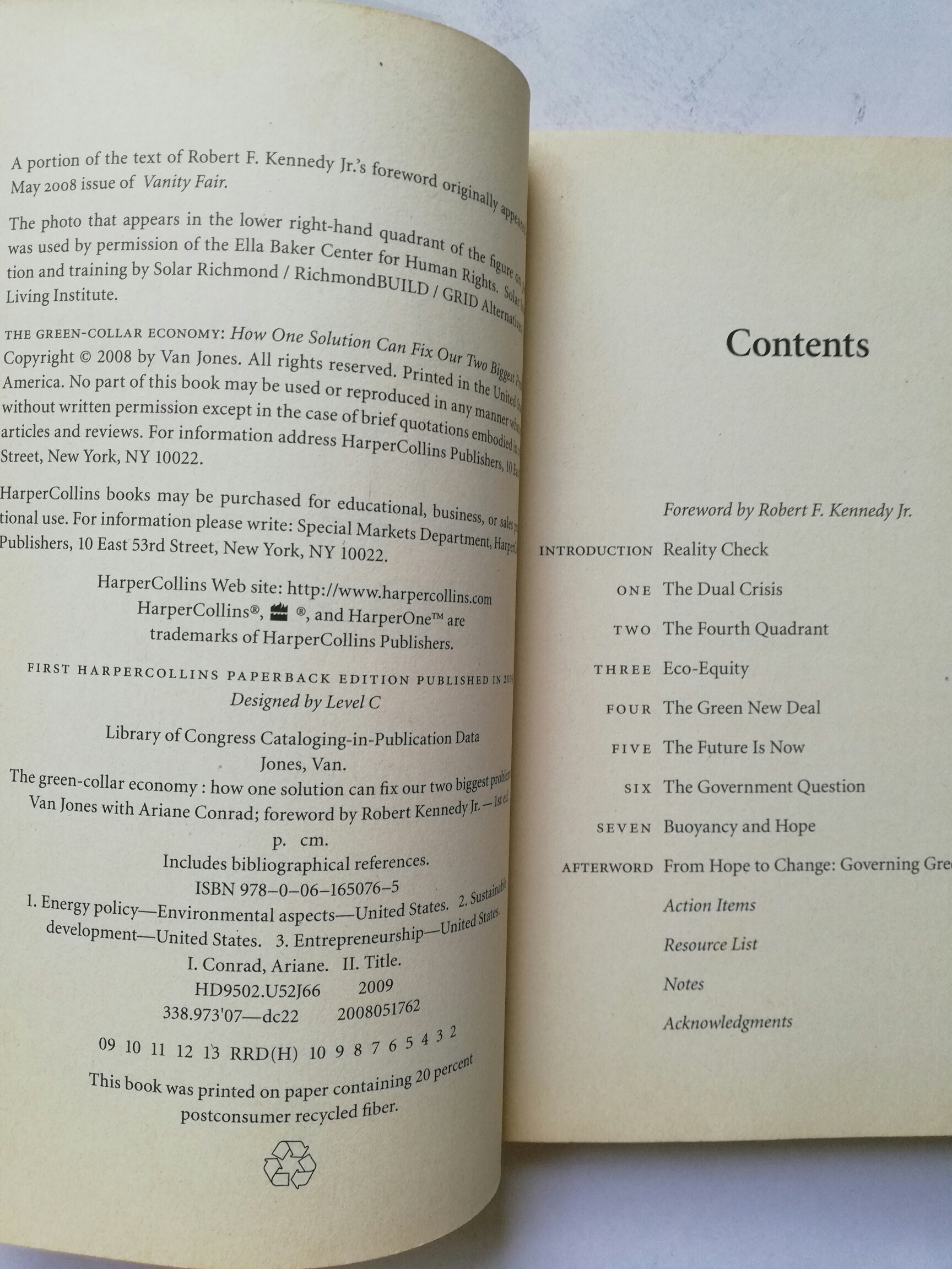 "THE GREEN COLLAR ECONOMY" หนังสือห่อปกพลาสติก มีตำหนิ โปรดดูทุกภาพ "Van Jones is someone who makes you feel like an underachiever, no matter if you 're NASA scientist or captain of industry...Echoes of his ideas can be h
