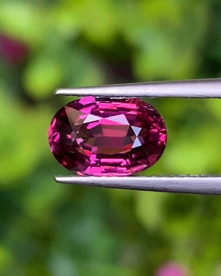 พลอย โรโดไลต์ กาเน็ท Rhodolite Garnet 2.09 กะรัต Cts.พลอยแท้ อัญมณีมงคลประจําวันเกิด เครื่องประดับพลอย