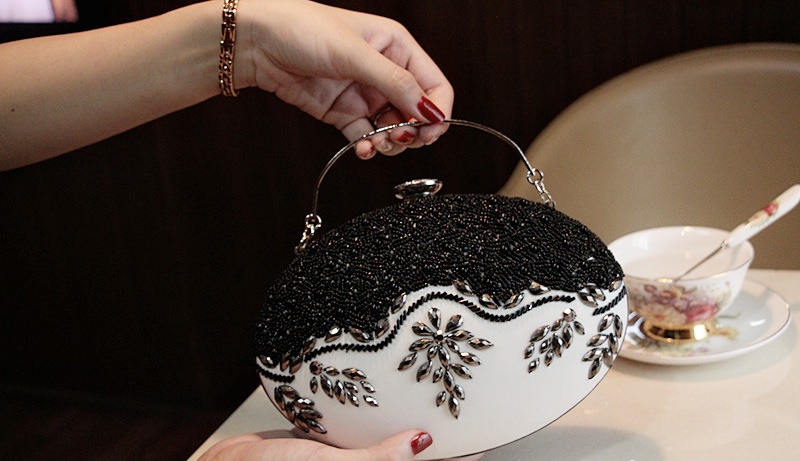 พร้อมส่ง Evening Clutch กระเป๋าออกงาน สีขาว แต่งลูปัดรมดำ จุกปิดสวยหรู ทรงรูปไข่ พร้อมสายสะพายยาว ไม่รวมที่จับถือ