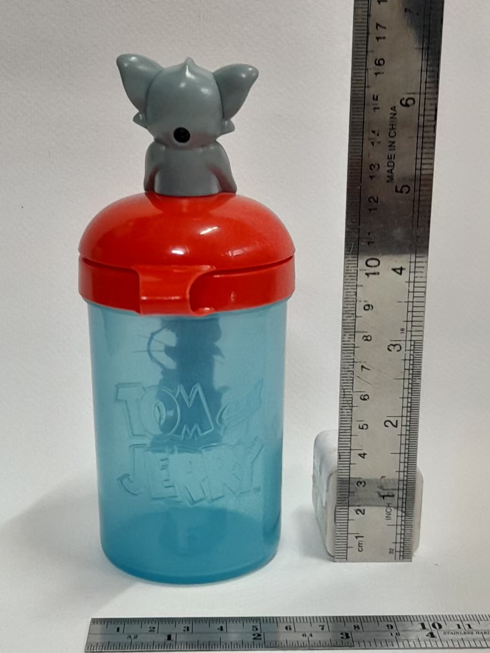 มีหลายภาพ,กระบอกน้ำ ทอมแอนด์เจอรี่ มีท๊อปเปอร์รูป ทอม ไม่เคยใช้ แต่ตีเป็นมือสอง สภาพดี มรรอยบ้าง เก่าเก็บขนาดตามรูป