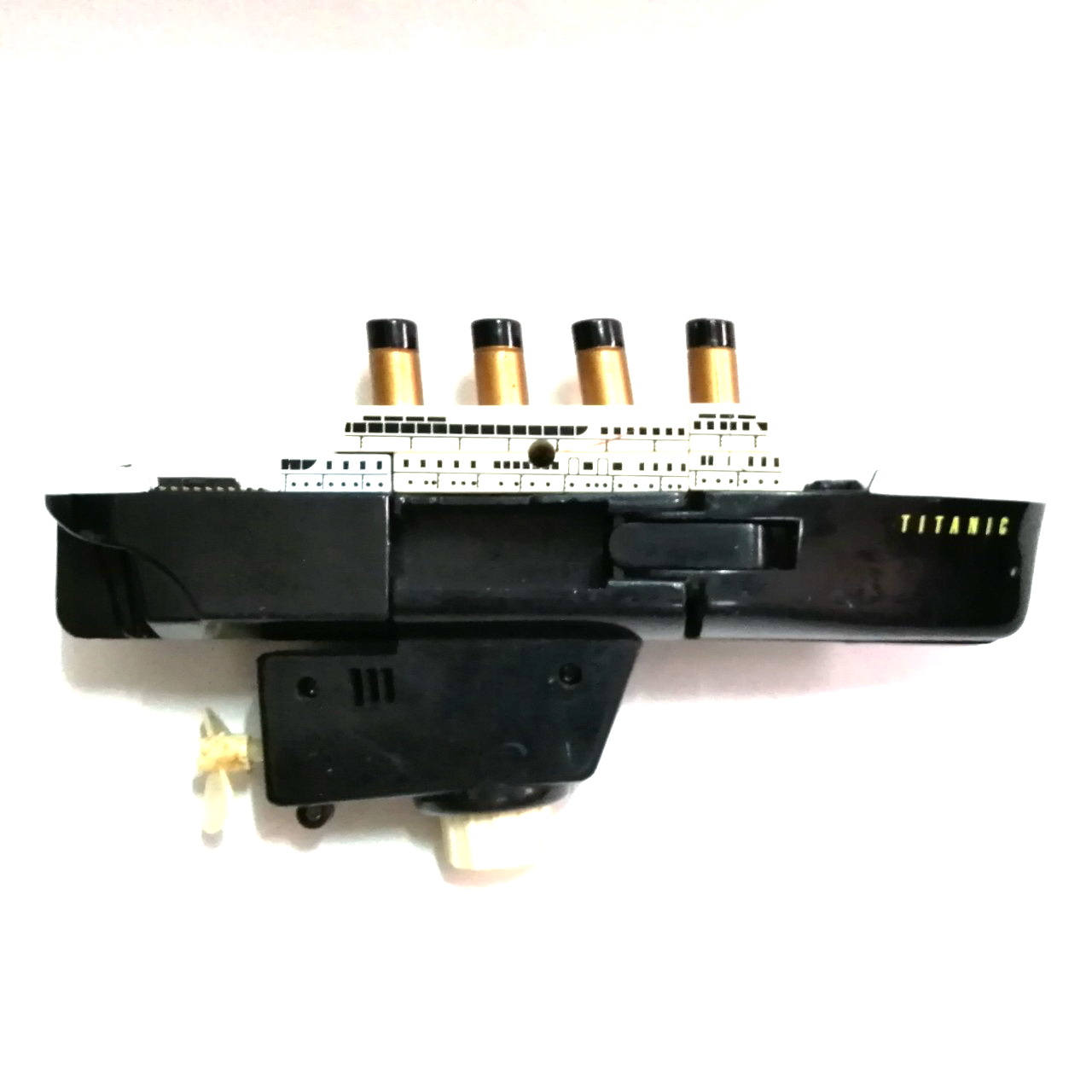 ***แขนหายหนึ่งข้าง และ ใบพัดเรือหัก1ใบ ,เรือไตตานิก แปลงร่างเป็นหุ่นได้ ขนาดตามรูป กลไกแปลงร่างได้ปกติแปลงเป็นเรือได้ งานเก่าเก็บ ขายตามสภาพ พิตารณาก่อนซื้อ