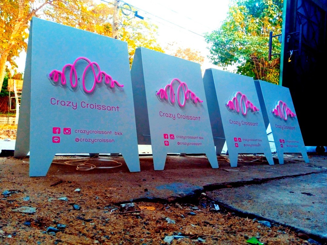 ป้ายสามเหลี่ยมตั้งหน้าร้านติดไฟนีออน