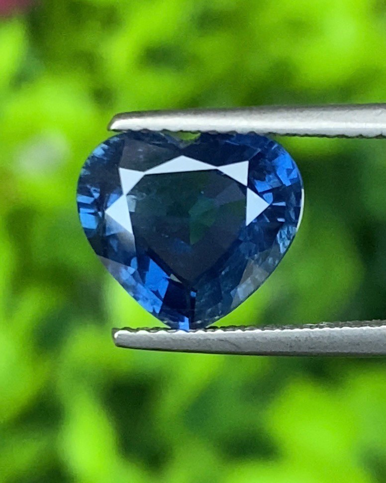 พลอย ไพลิน Blue Sapphire 3.24 กะรัต (Cts.) ดิบ (Unheated ) พร้อมใบเซอร์ พลอยแท้ อัญมณีมงคลประจําวันเกิด เครื่องประดับพลอย