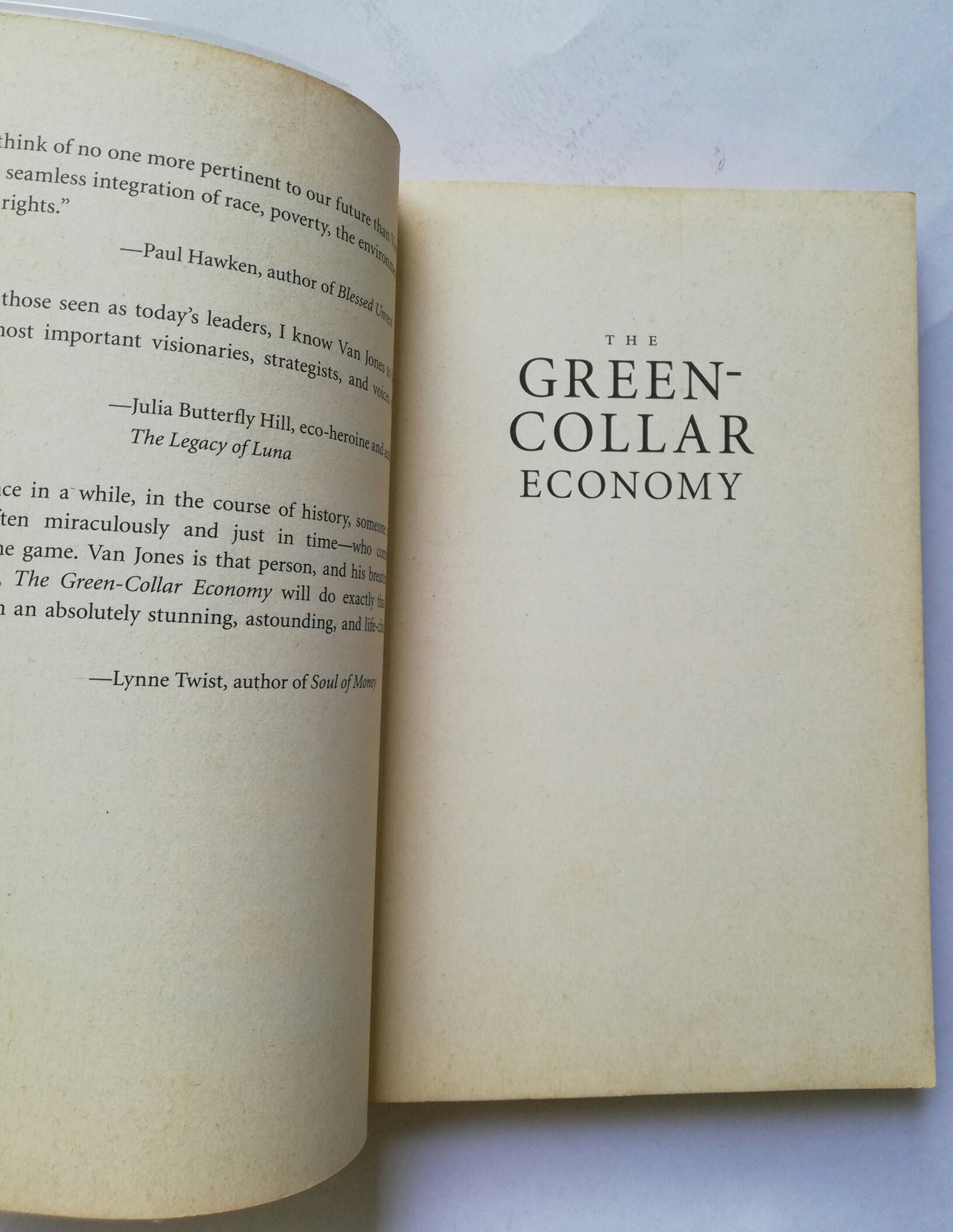 "THE GREEN COLLAR ECONOMY" หนังสือห่อปกพลาสติก มีตำหนิ โปรดดูทุกภาพ "Van Jones is someone who makes you feel like an underachiever, no matter if you 're NASA scientist or captain of industry...Echoes of his ideas can be h