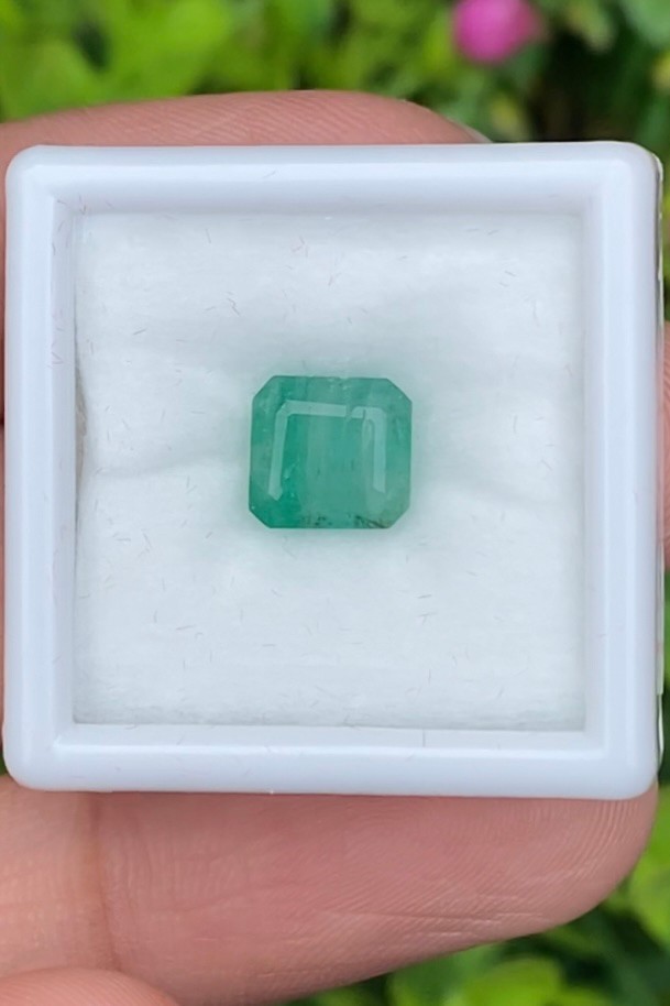 พลอย มรกต Natural Emerald แซมเบีย 1.84 กะรัต (Cts.) พลอยแท้ อัญมณีมงคลประจําวันเกิด เครื่องประดับพลอย