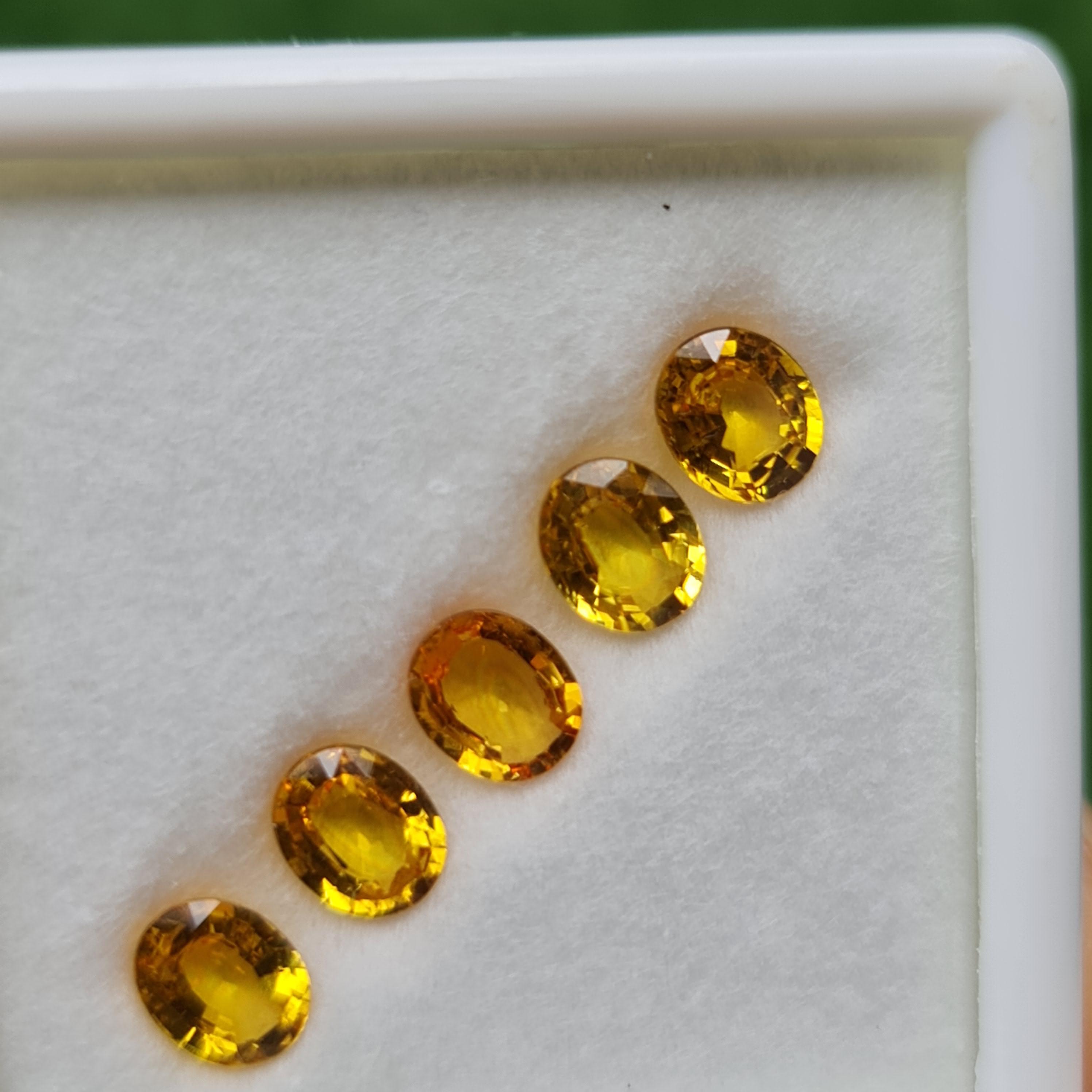 พลอย บุษราคัม yellow sapphire 3.57 กะรัต (Cts.) 5 เม็ด (Pcs.) พลอยแท้ อัญมณีมงคลประจําวันเกิด เครื่องประดับพลอย