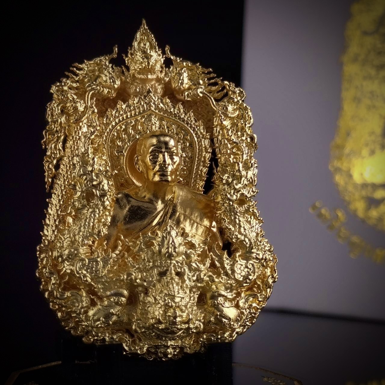 เหรียญเสมาบารมีพลิกชีวิตหลวงพ่อพัฒน์ รหัส 17 บรอนซ์ชุบทอง (พิเศษเลี่ยมกันน้ำให้ฟรี)