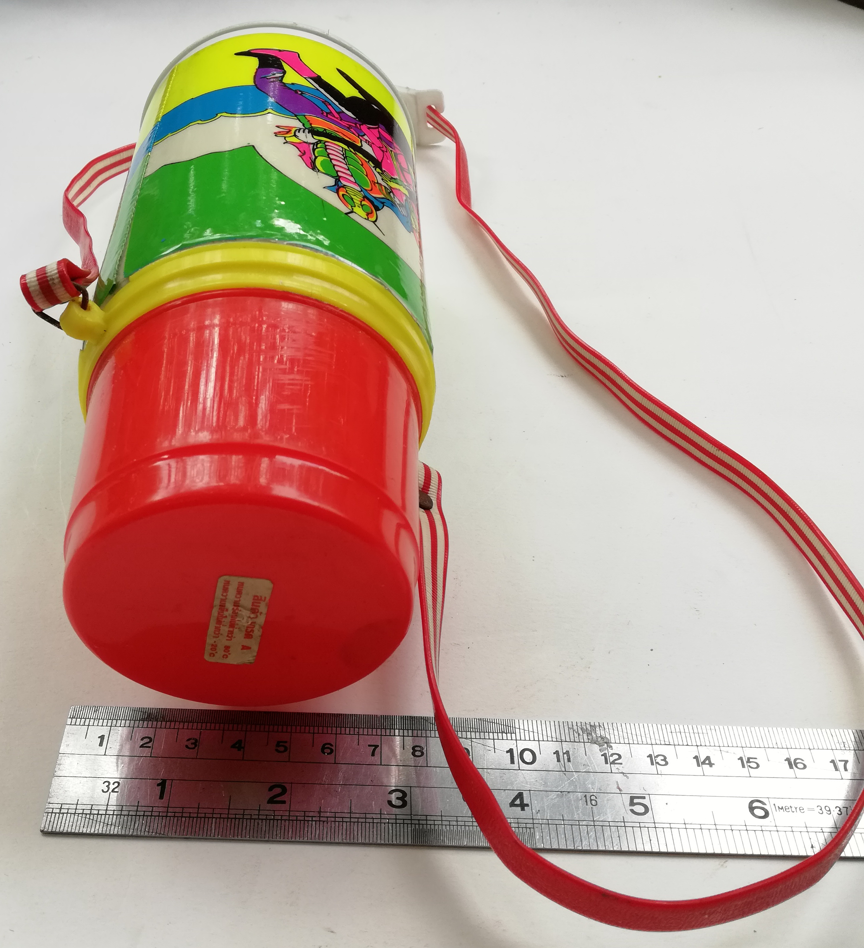 ของสะสม กระติกน้ำพลาสติกลายไอ้มดแดงต่อสู้กับสัตว์ประหลาด THE TEN RED ANTS กระติกสีเหลือง ฝาสีแดง พร้อมสายสะพายยาวสีแดงลายขาว ขนาดประมาณ8"