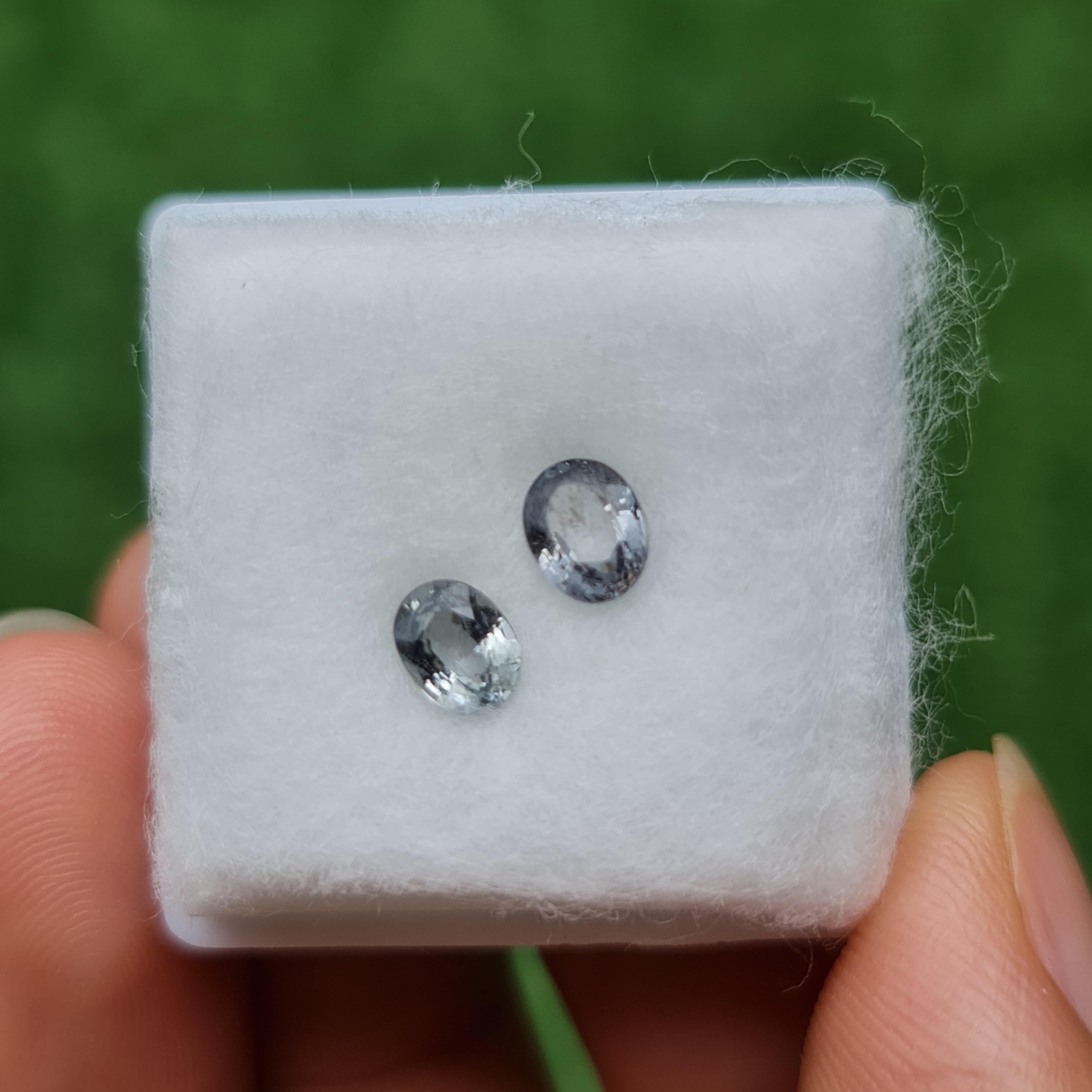 พลอย สปิเนล พม่า Spinel Myanmar 0.90 กะรัต (Cts.) 2 เม็ด พลอยแท้ อัญมณีมงคลประจําวันเกิด เครื่องประดับพลอย