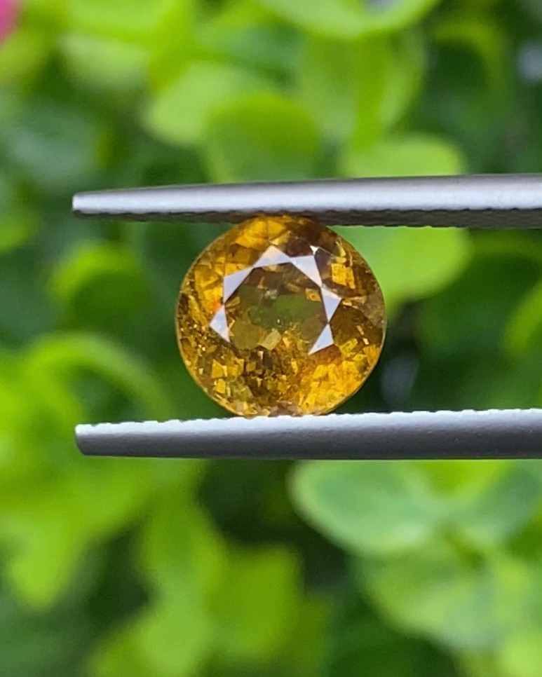 พลอย สฟีน Natural Sphene 2.45 กะรัต (Cts.) ดิบ (Unheated) พลอยแท้ อัญมณีมงคลประจําวันเกิด เครื่องประดับพลอย
