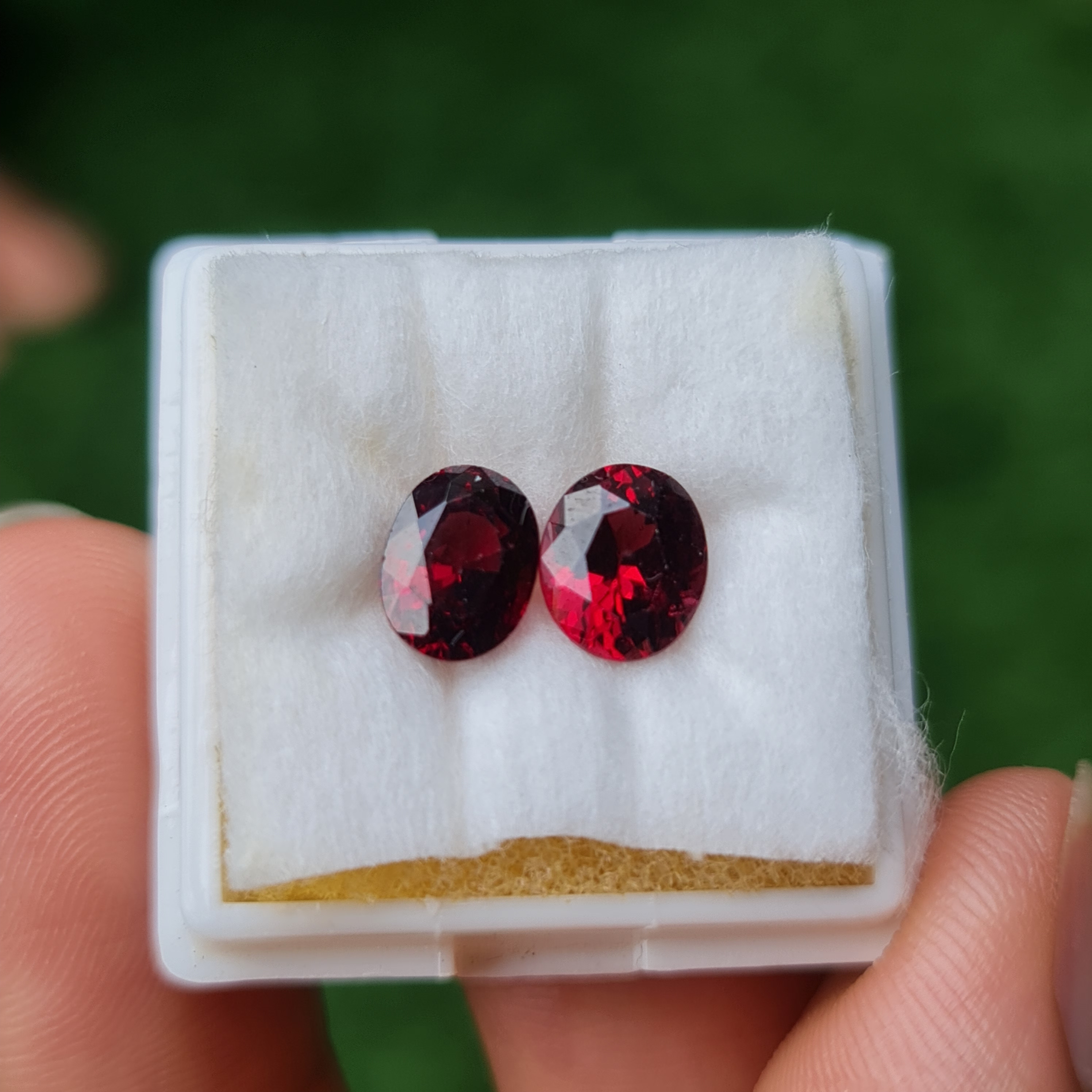พลอย โรโดไลต์ การ์เน็ท Rhodolite Garnet 3.10 Cts. 2 เม็ด (Pcs.) พลอยแท้ อัญมณีมงคลประจําวันเกิด เครื่องประดับพลอย
