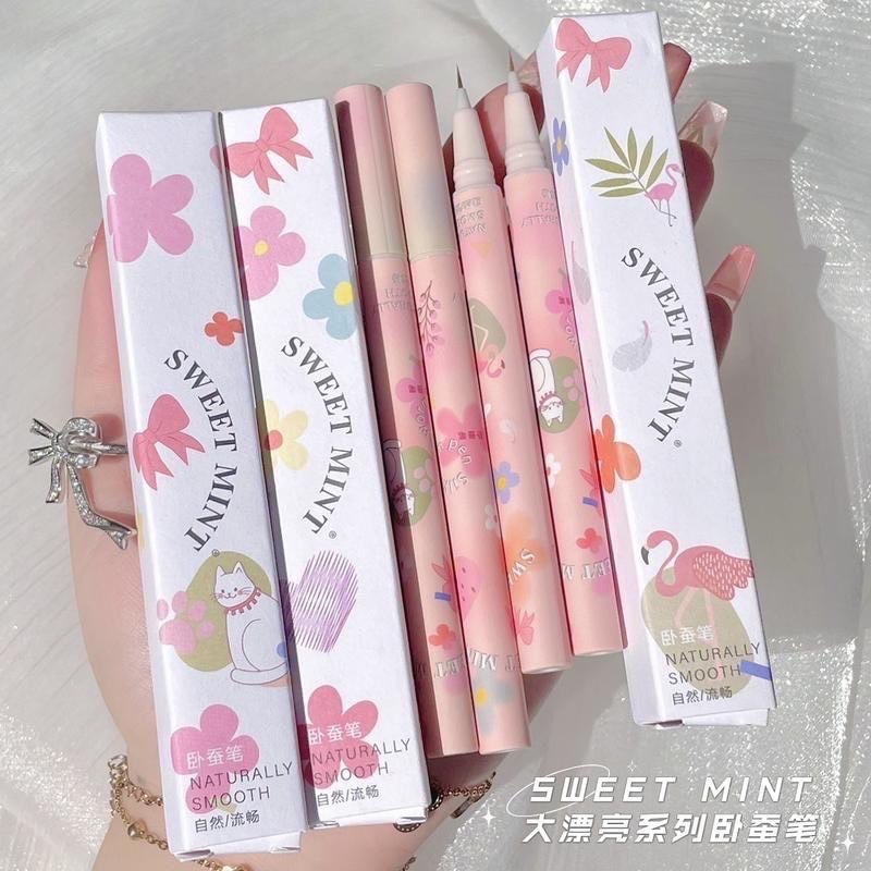 1 PV. แพ็คคู่ 2 ชิ้น ปากกาอายไลเนอร์ แบบบาง เส้นเล็ก คมชัด กันน้ํา ลายดอกไม้ สีชมพูมิ้นท์สุดคิ้วท์ 2.5g.