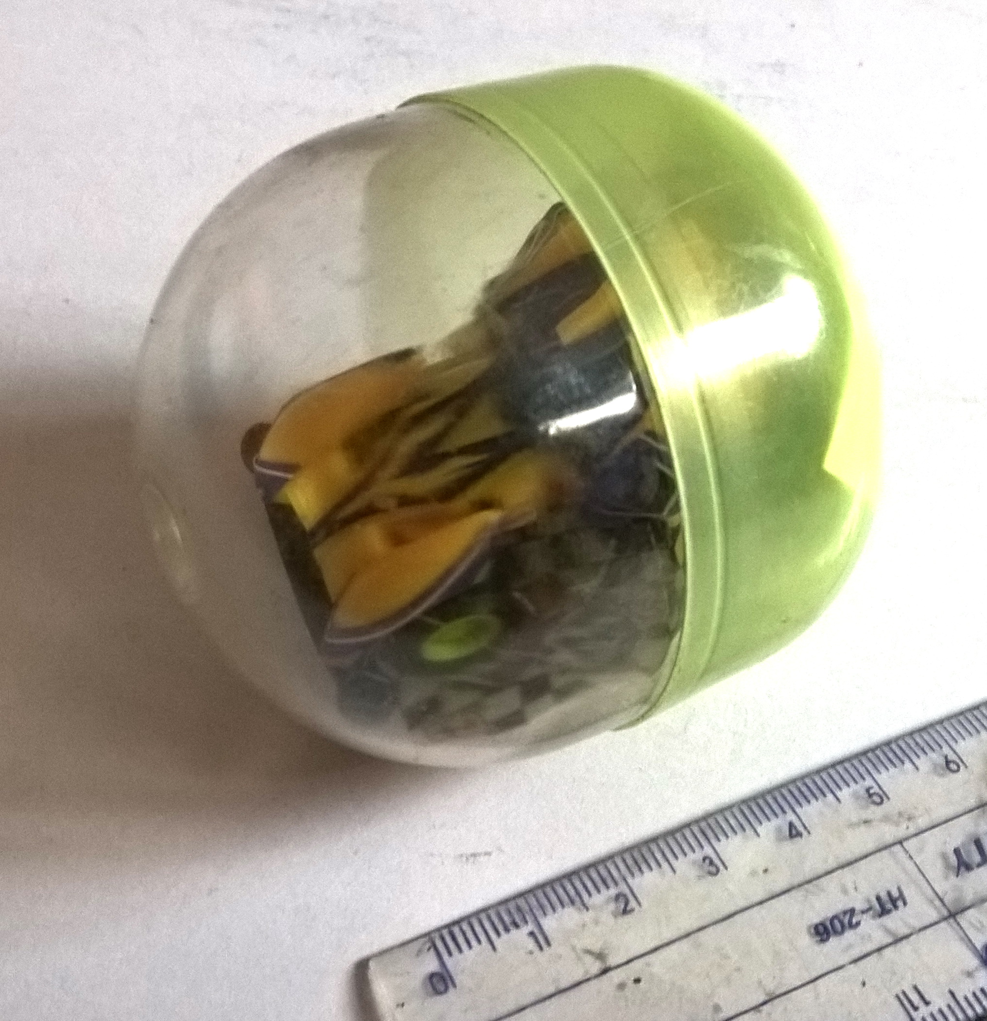 โมเดลรถแข่งในแคปซูล สีเหลือง ขนาดประมาณ 6 cm. pull back ของสะสมเก่า จาก 7-11