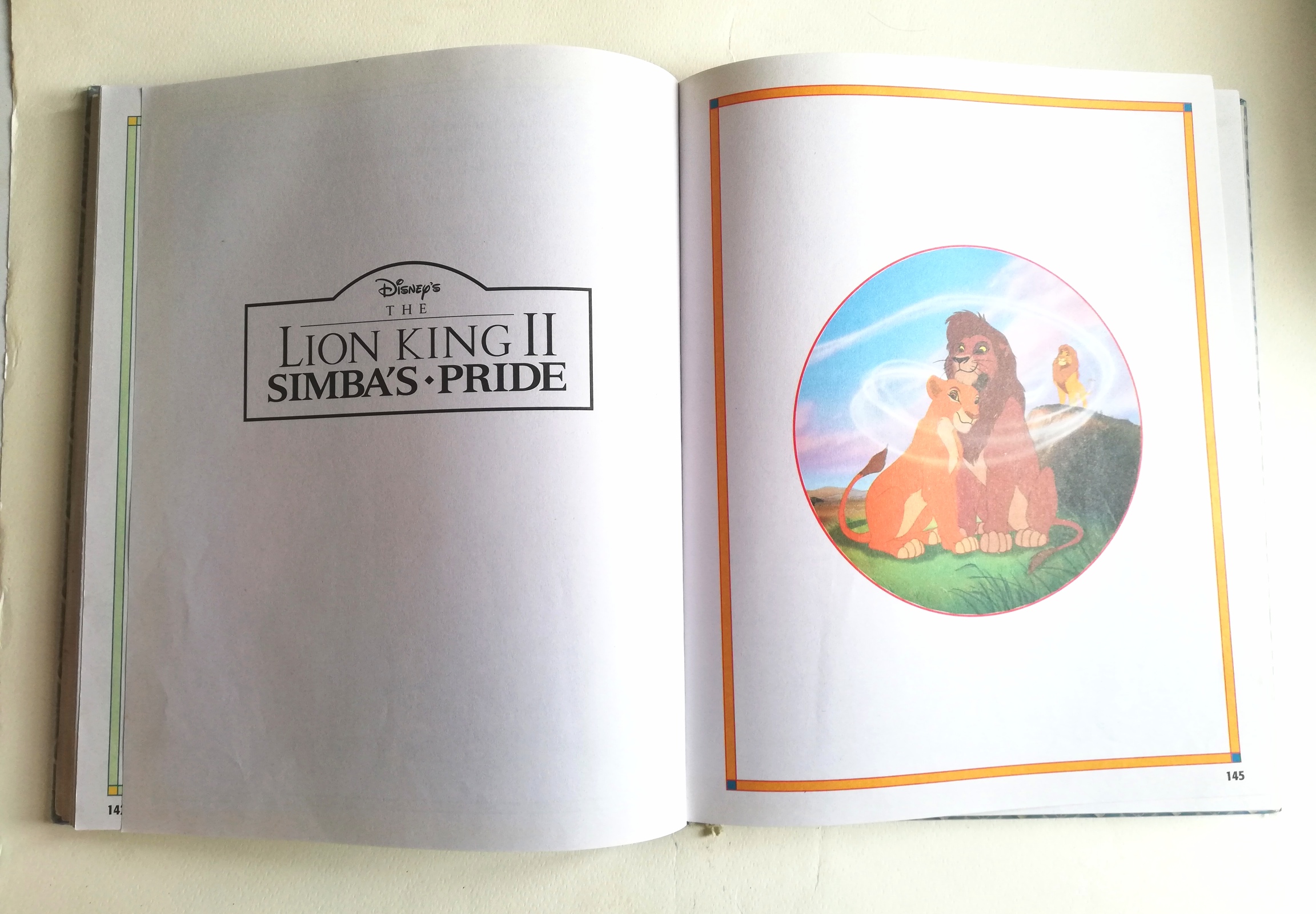 หนังสือนิทานดิสนีย์เก่า **มีตำหนิหลายจุดในบทแรกๆ ปกหลังหลุดจากสัน หนังสือเล่มใหญ่ ปกแข็ง ประกอบด้วย: สโนว์ไวท์กับคนแคระทั้งเจ็ด, โรบินฮู้ด, ซินเดอเรลล่า, ทาร์ซาน, ศักดิ์ศรีของซิมบ้า, มู่หลาน, เฮอร์คิวลิส, บั๊กไลฟ์