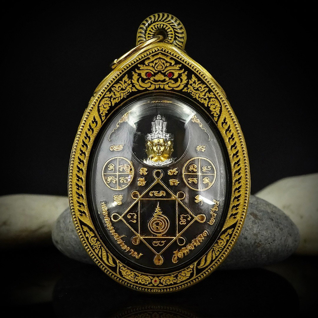 บริการเลี่ยมแบบมีลายขอบข้าง No.A สีทอง (แบบห้อยคอ ขนาดพระไม่เกิน 5 เซนติเมตร) ** ลูกค้าส่งงานมาเลี่ยมที่ร้าน ระยะเวลาเลี่ยมประมาณ 3-5 วัน ไม่รวมระยะเวลาจัดส่ง **