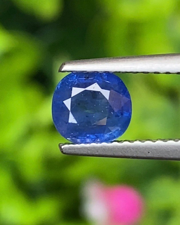 พลอย ไพลิน (Blue Sapphire) 1.33 กะรัต (Cts.) สีพิเศษ คอนฟลาวเวอร์ บลู (Cornflower Blue) พร้อมใบเซอร์ พลอยแท้ อัญมณีมงคลประจําวันเกิด เครื่องประดับพลอย