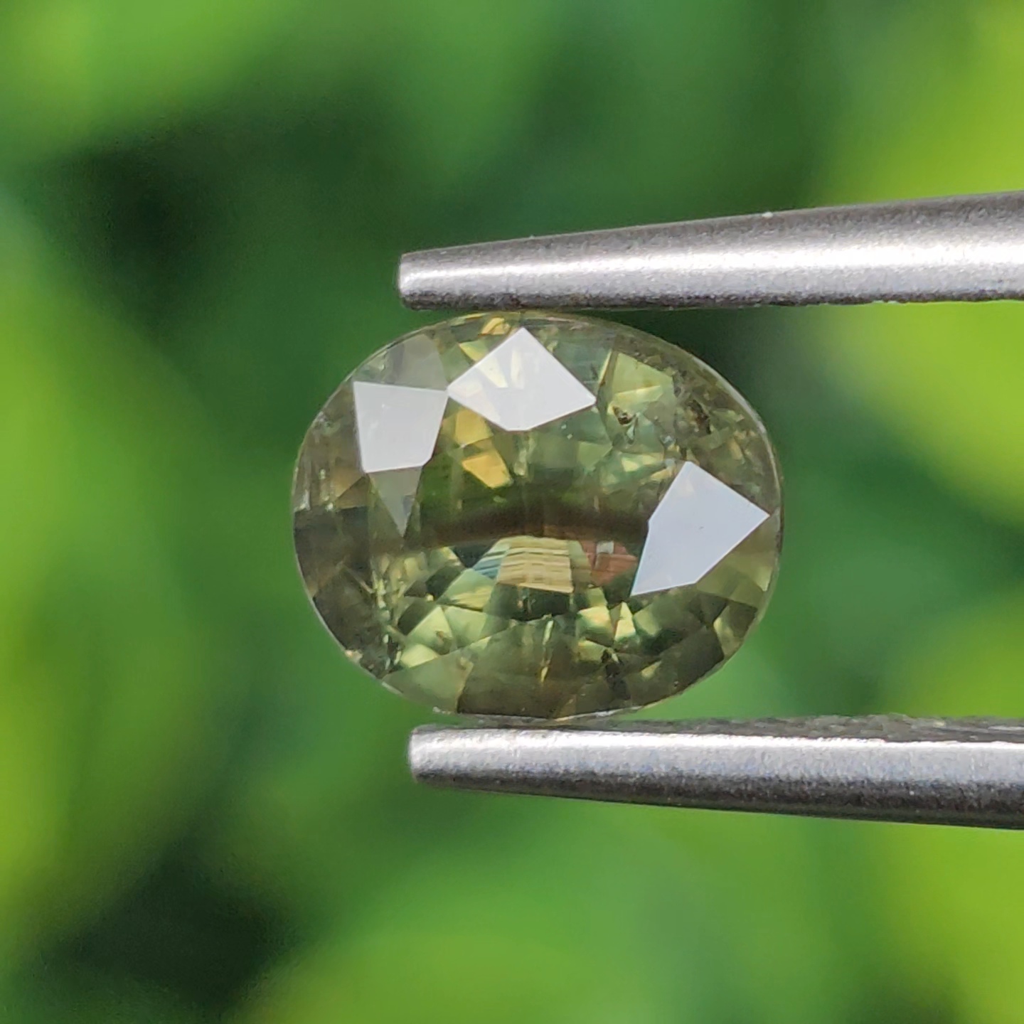 พลอย เขียวส่อง Green Sapphire 1.43 กะรัต (Cts.) ดิบ Unheated พลอยแท้ อัญมณีมงคลประจําวันเกิด เครื่องประดับพลอย