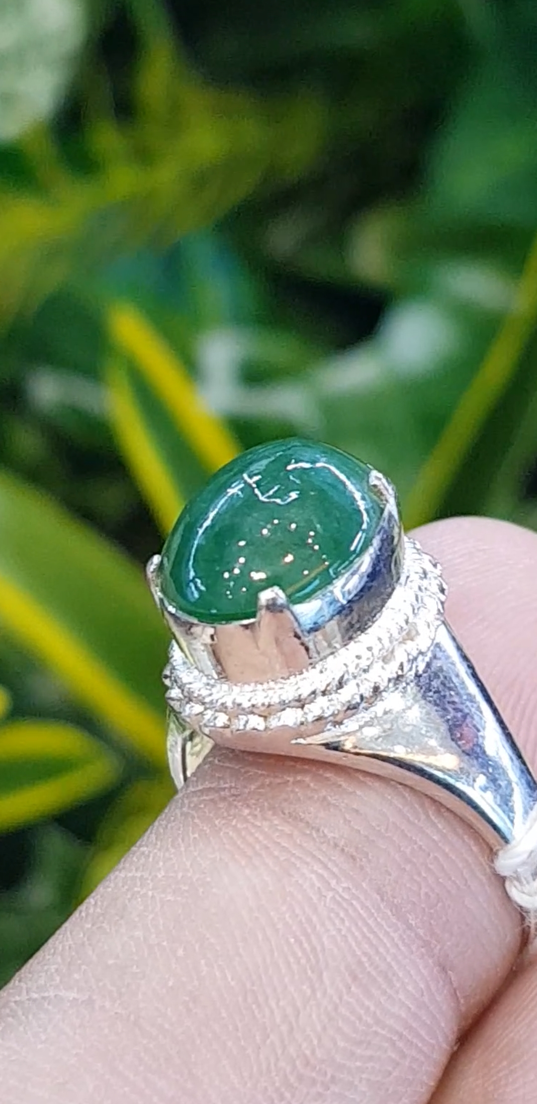 หยก พม่า แท้ Jade แหวนหยก 翡翠戒指 (Jadeite ring) 2.30 กะรัต (Cts.) (Size) 57 ดิบ ไม่ผ่านการปรับปรุง (Type A) พม่า (Myanmar)