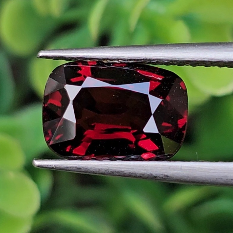 พลอย สปิเนล (Spinel) 2.42 กะรัต (Cts.) ดิบ (Unheated) พลอยแท้ อัญมณีมงคลประจําวันเกิด เครื่องประดับพลอย