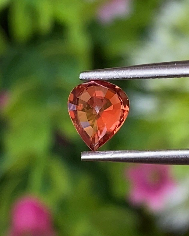 พลอย ออเรนจ์ แซฟไฟร์ Orange Sapphire 0.99 กะรัต (Cts.) พลอยแท้ อัญมณีมงคลประจําวันเกิด เครื่องประดับพลอย