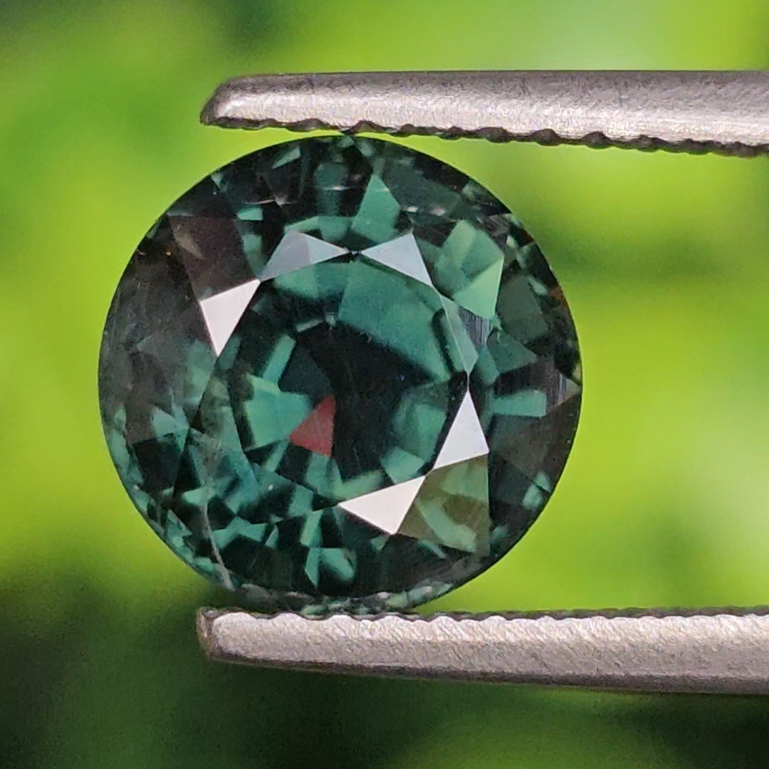 พลอย เขียวส่อง (Green Sapphire) 2.98 กะรัต (Cts.) พลอยแท้ อัญมณีมงคลประจําวันเกิด เครื่องประดับพลอย
