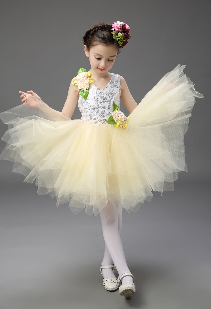 Pre-order ชุดราตรีเด็ก ชุดการแสดง แขนกุด ปักเลื่อมช่วงบน กระโปรงตาข่ายเป็นชั้น ๆ แต่งดอกไม้ น่ารักสดใส