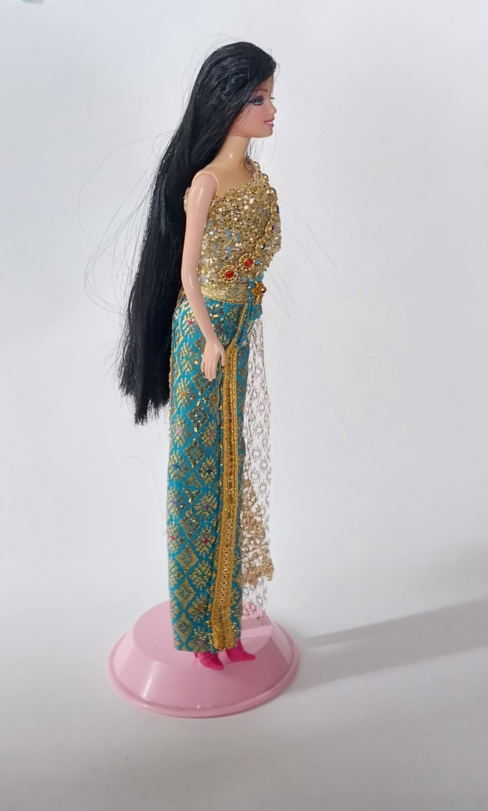 ชุดไทยผ้าจีบหน้านางสีฟ้า และผ้าสะใบสีทอง พร้อมสายสะพายงานสวย พร้อมรองเท้าส้นสูงสีชมพู ***แถม นางแบบ