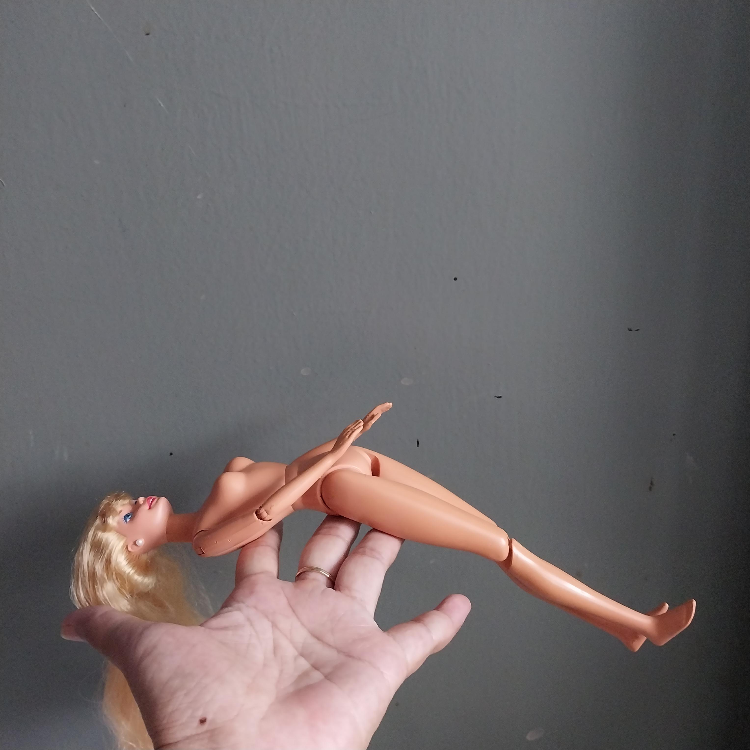 มีหลายภาพ ข้อหลวม มือมีตำหนิ ตุ๊กตาบาร์บี้วินเทจข้อต่อรุ่นเก่า Mattel 1993 แถมชุด