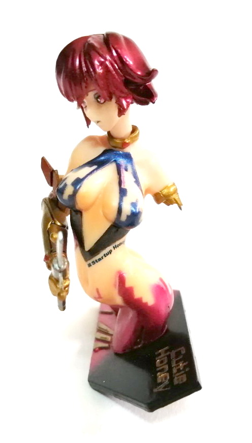 บัส ครึ่งตัว คิวตี้ฮันนี่แฟลช พร้อมฐาน ตำหนิดาบหัก ขายตามสภาพ