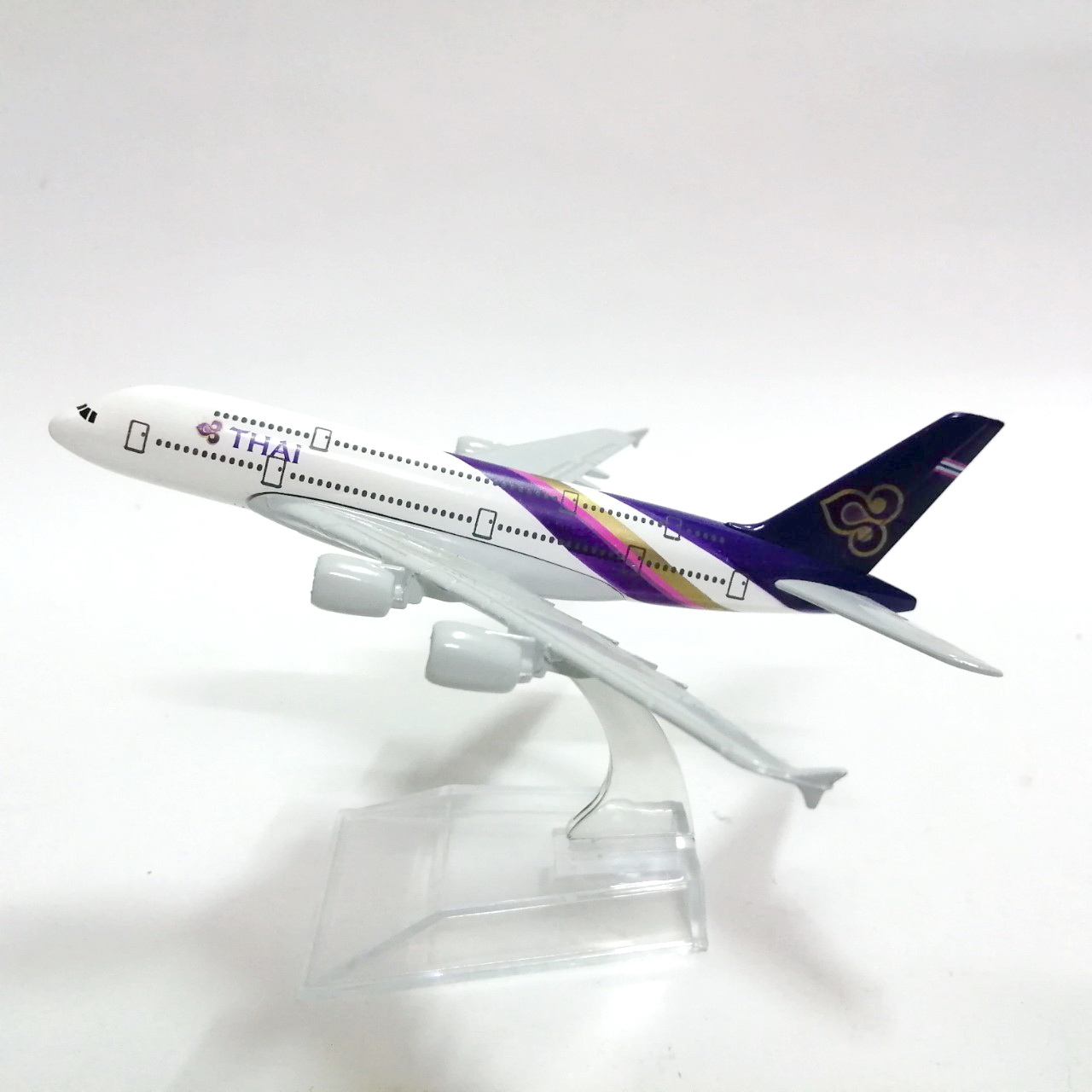 โมเดล เครื่องบินการบินไทย เป็นเหล็ก ขนาดตามรูป พร้อมฐาน หายาก สภาพดี