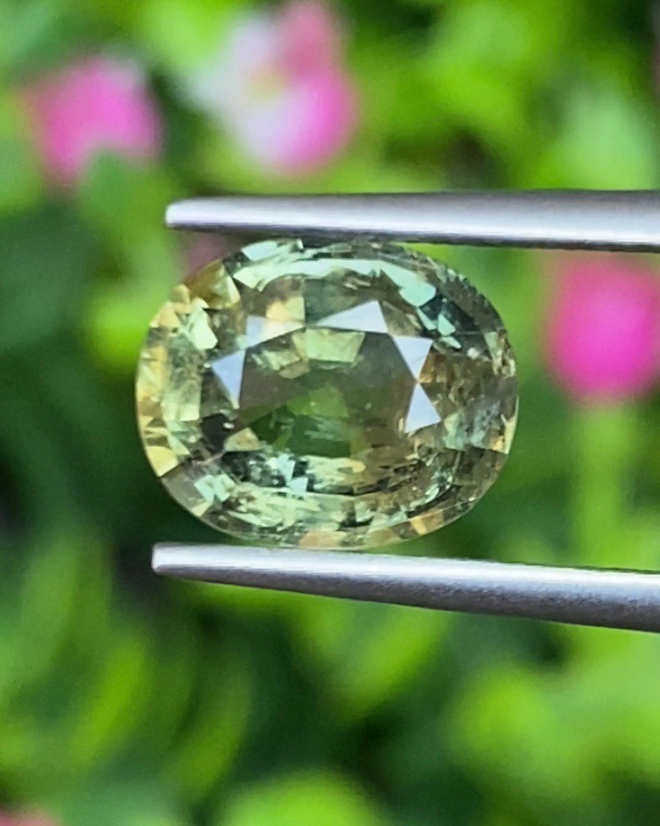 พลอย เขียวส่อง Green Sapphire 3.09 กะรัต (Cts.) ดิบ (Unheated) พร้อมใบเซอร์ (With Certificate) พลอยแท้ อัญมณีมงคลประจําวันเกิด เครื่องประดับพลอย