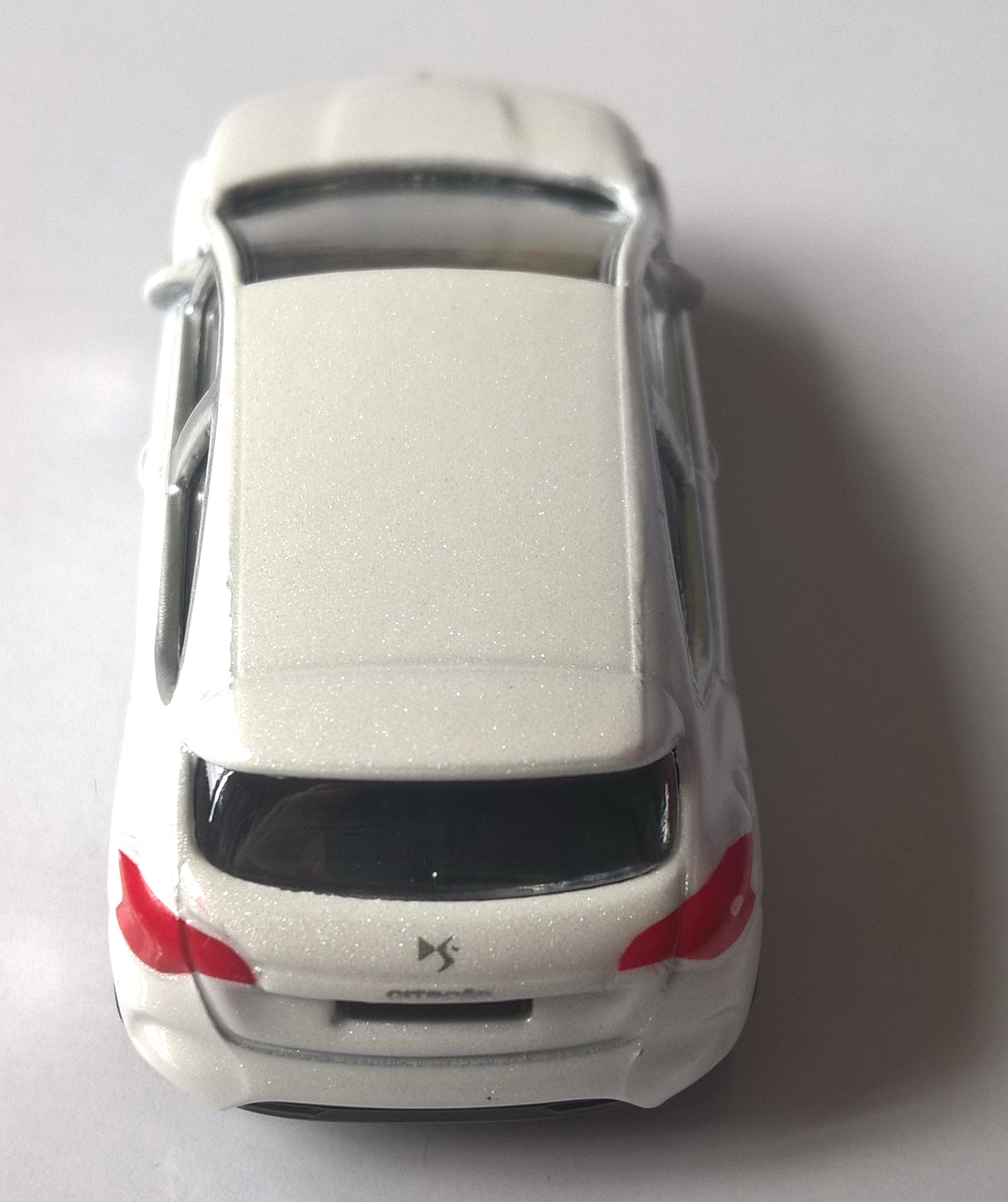 รถเหล็กMajorette สีขาว ในแคปซูล